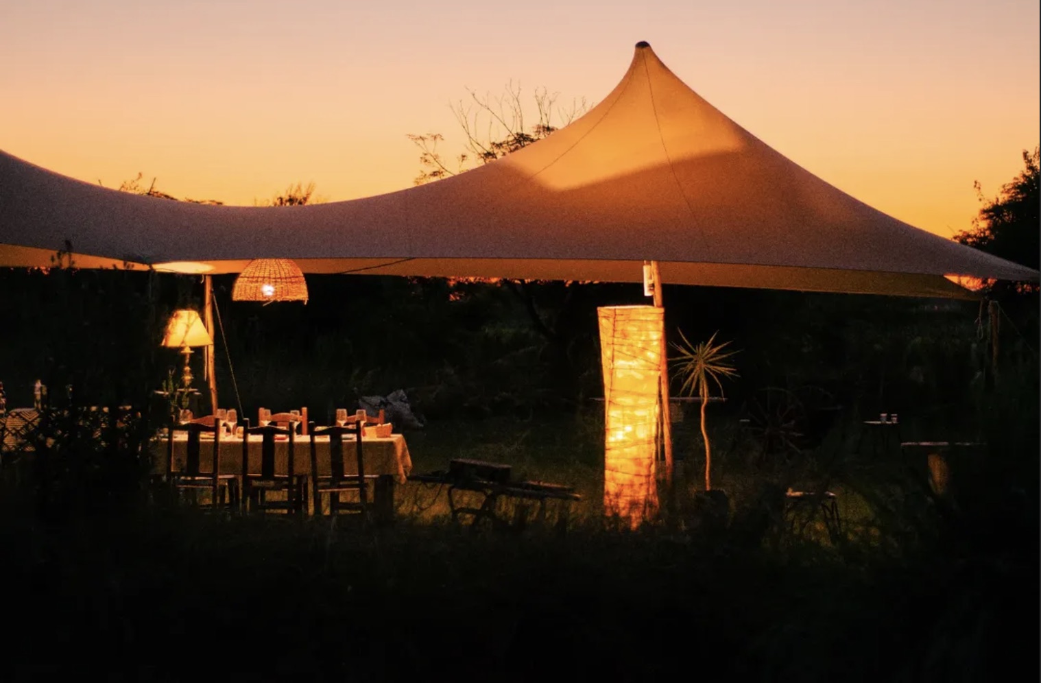 La carpa de Beleza iluminada al atardecer