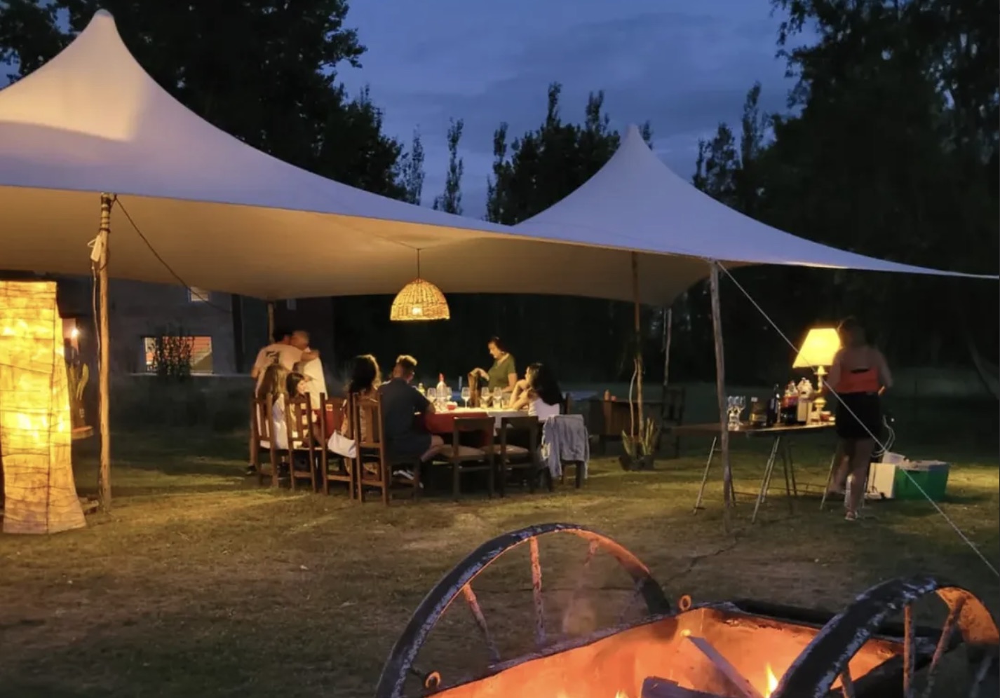 Cena grupal bajo la carpa iluminada