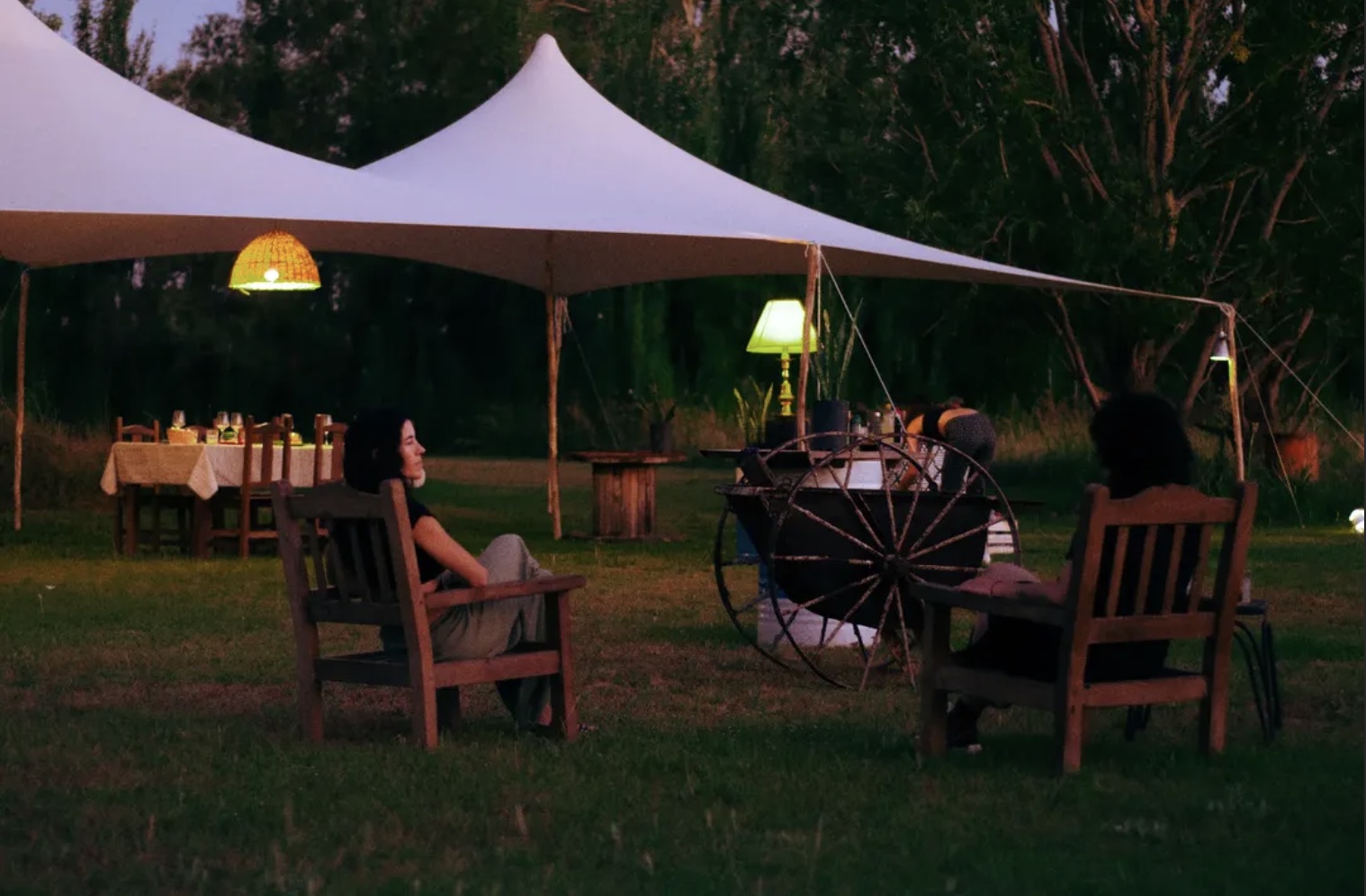 Encuentro al aire libre bajo la carpa de Beleza
